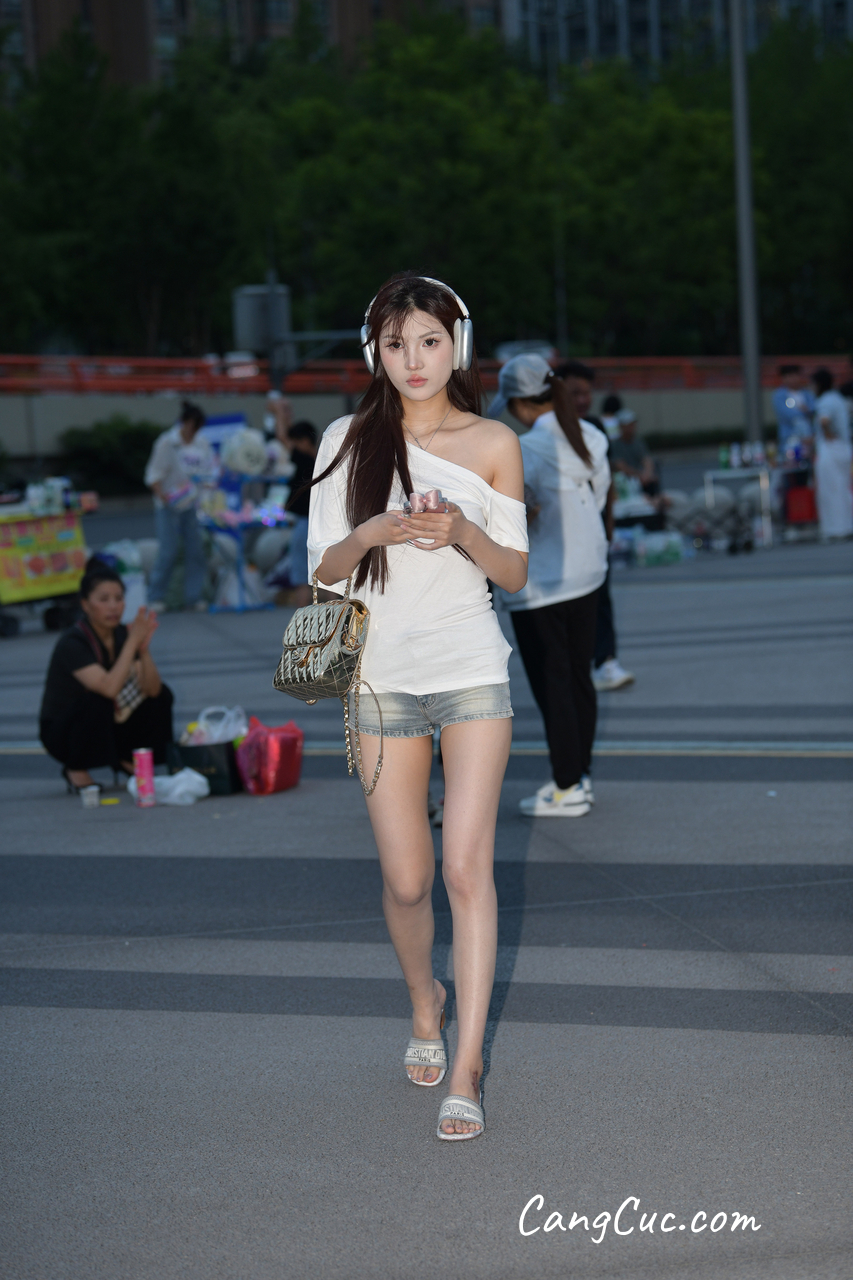 [精选街拍作品] No.5050 青春甜美牛仔短裤